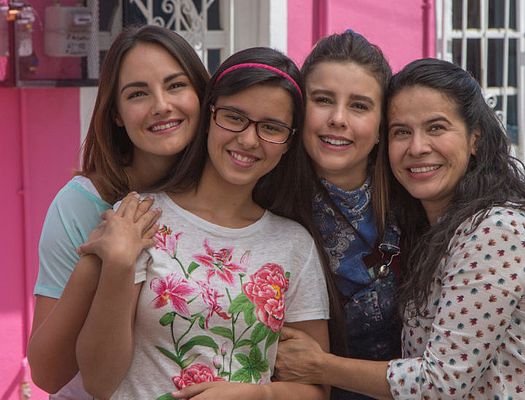 Female actors for Vencer el Miedo pose for a photo