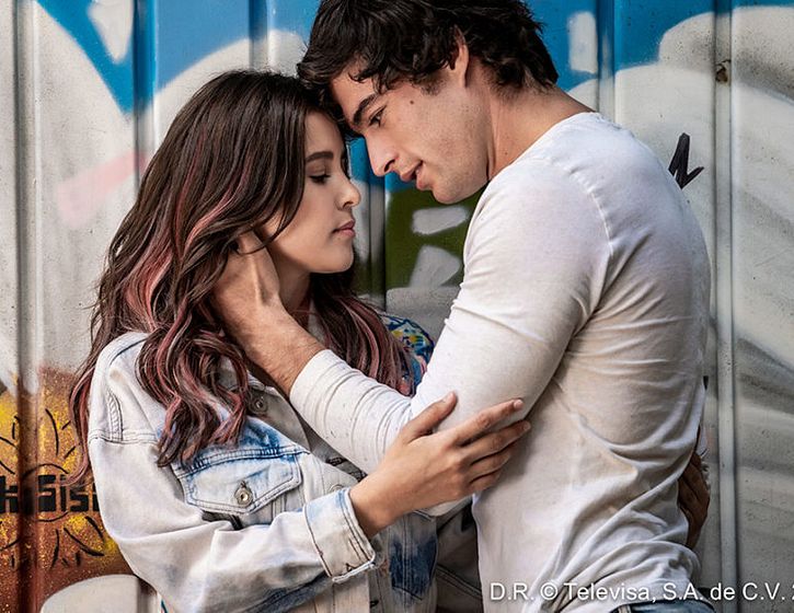 Paulina Gota and Danilo Carrera's characters embrace
